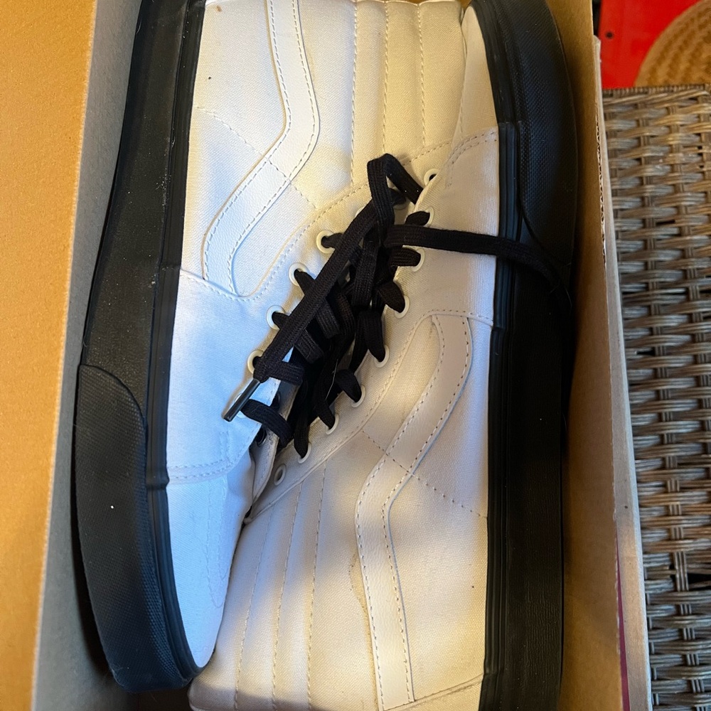 Vans Men's White and Black High-Top Sneakers Sk8-Hi